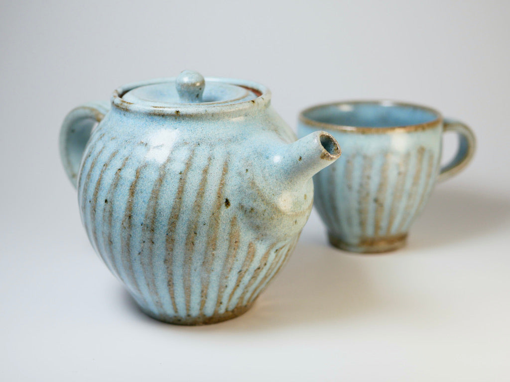 Shinogi stripe teapot with straw ash glaze