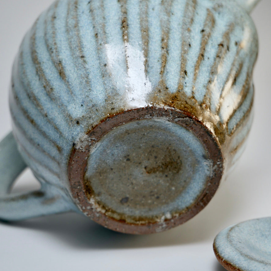 Shinogi stripe teapot with straw ash glaze