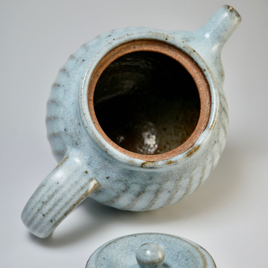 Shinogi stripe teapot with straw ash glaze