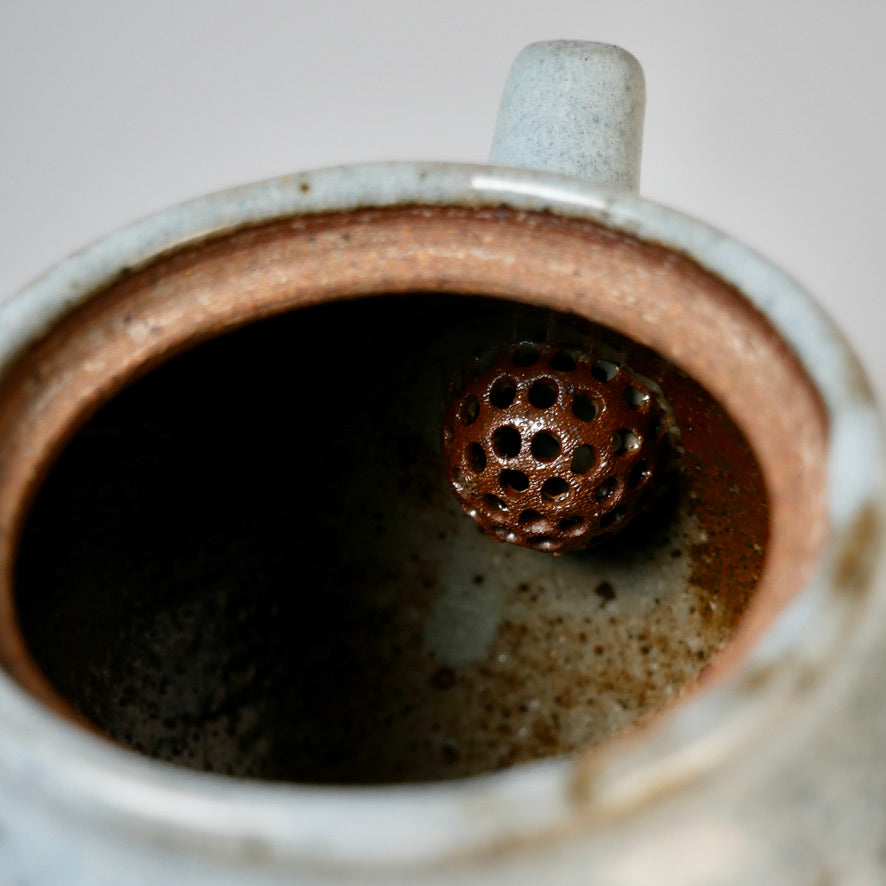 Shinogi stripe teapot with straw ash glaze