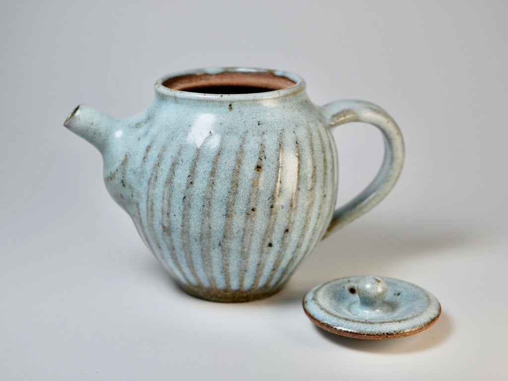 Shinogi stripe teapot with straw ash glaze
