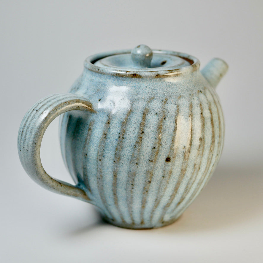 Shinogi stripe teapot with straw ash glaze