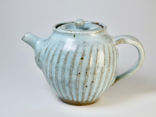 Shinogi stripe teapot with straw ash glaze