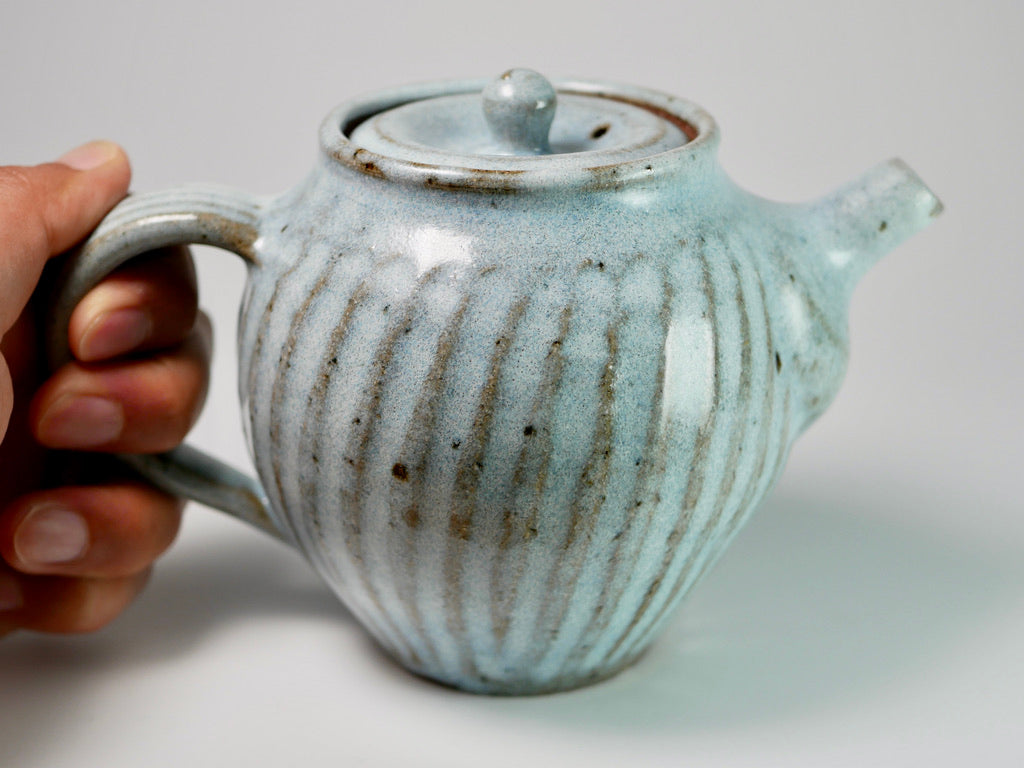 Shinogi stripe teapot with straw ash glaze